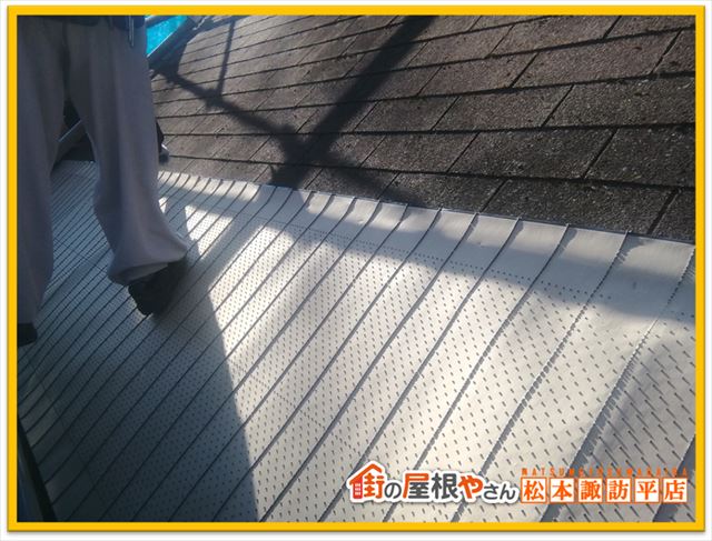 諏訪地区別荘屋根カバー工法　ルーフィング敷設